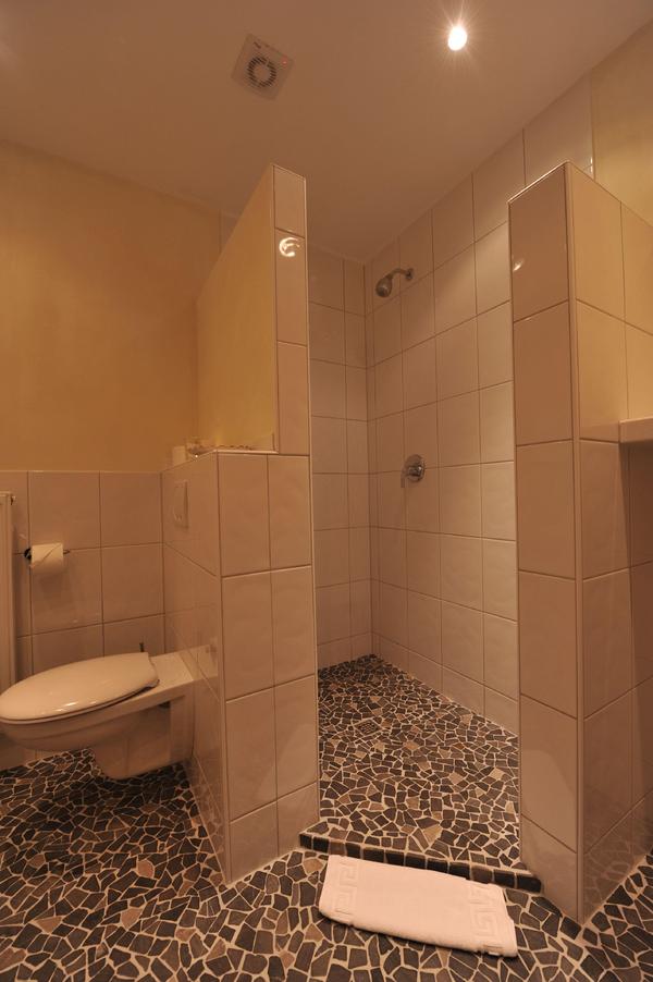Komfort- Doppelzimmer Badezimmer