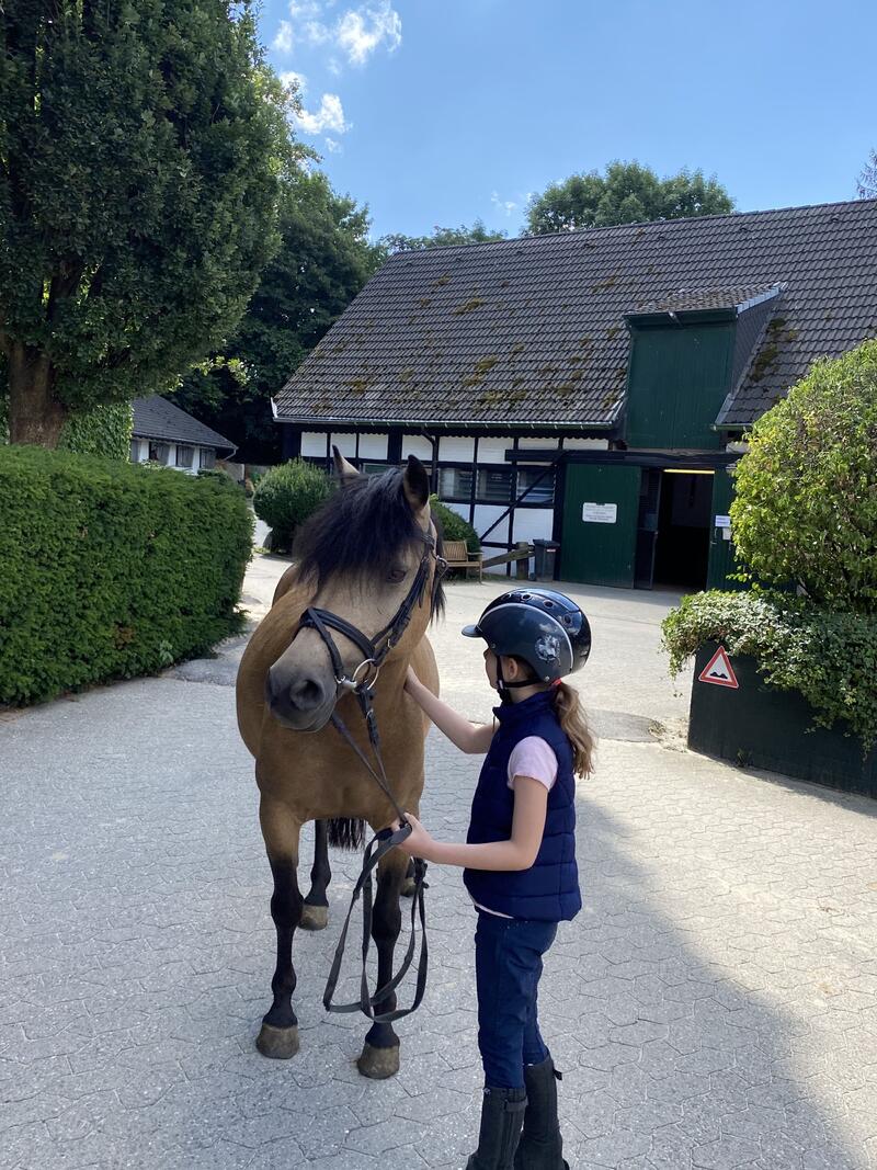 Mädchen mit Pferd